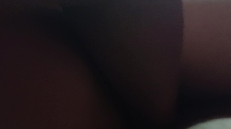 Raseed: 我把我的女朋友叫到我家，操了她，也亲吻了她，然后她紧紧地握住我的鸡巴，开始摇晃它，