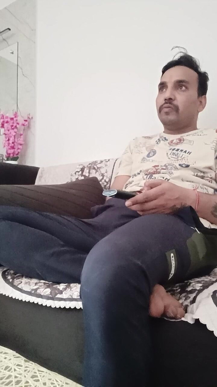 Rajasthani-old-lover: Мастурбирую на моем диване, смотря телевизор