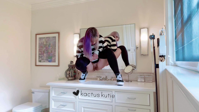 kactus kutie: Desperate Pee in the Sink