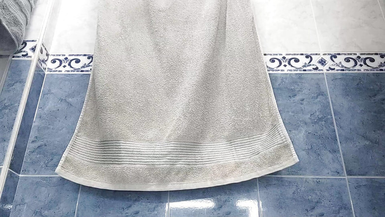 MiaSaintLove: Figliastra beccata dalla telecamera di casa in bagno