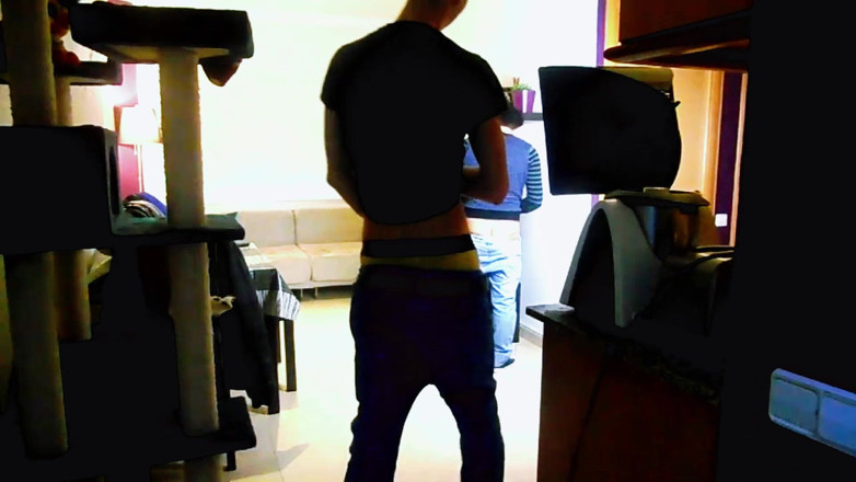 Amadeus studio: Elektrikern utnyttjar det när hans föräldrar inte är där