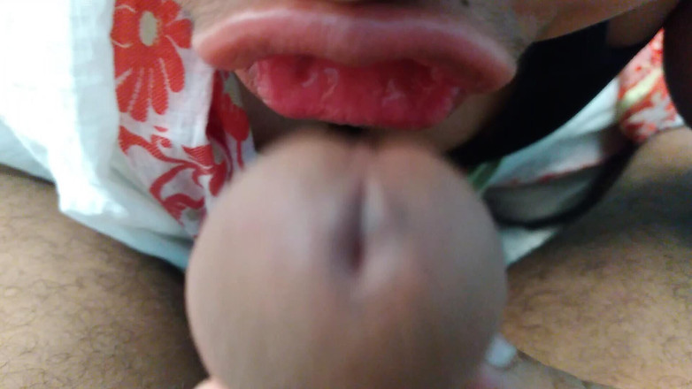 Aria Mia: 継母はペニスをしゃぶって義理の息子がイクのを助けます