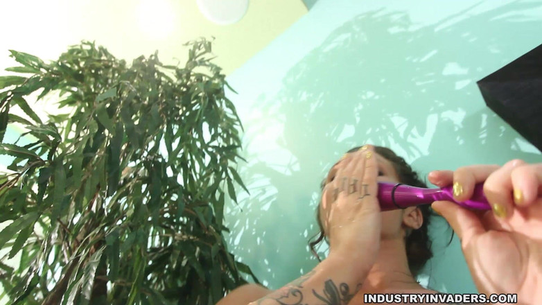 Naked Hustlers: ¿Tiene leche?