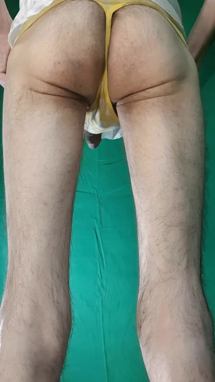 HeIsSooThin: Žlutá kostková tanga a saténová bílá noční košile