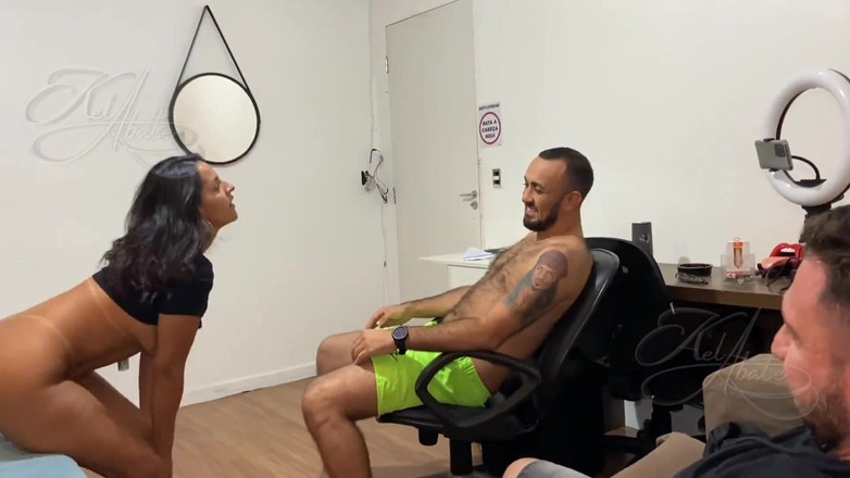 Kel Abate: 우리는 가입자 앞에서 섹스를하도록 고용되었습니다.