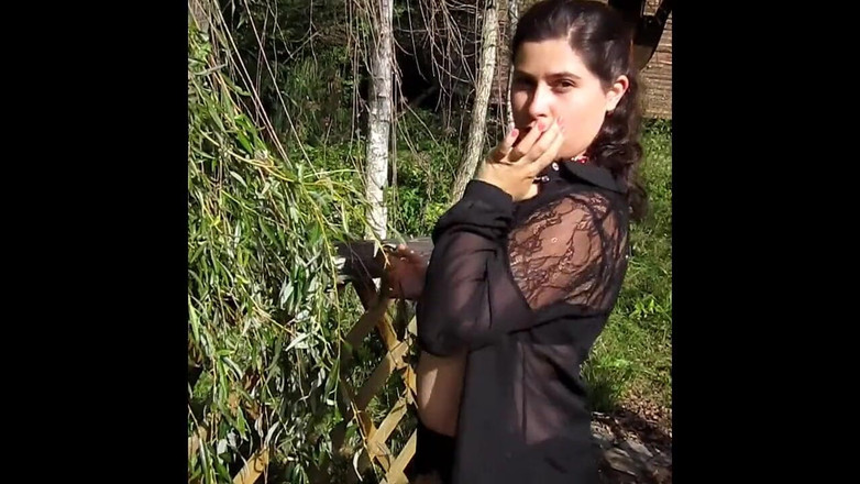 ExpressiaGirl: Un paseo por el parque terminó con un semen en...