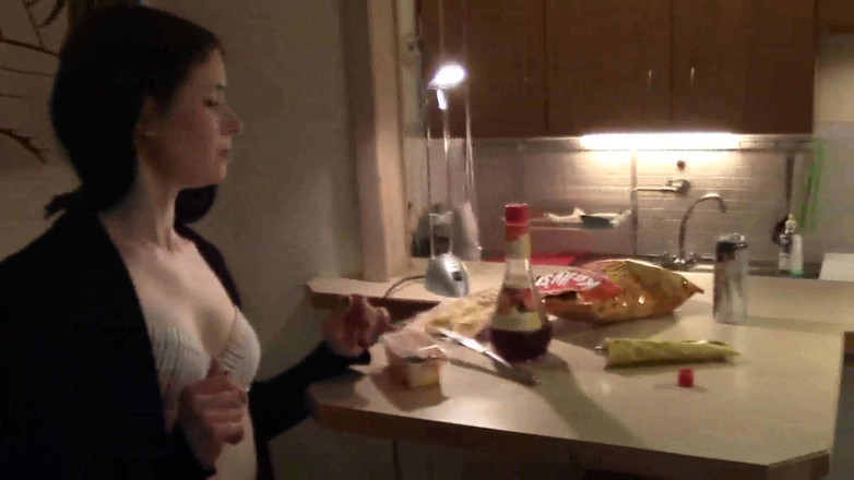 Foot Girls: Paskudne śniadanie dla swoich niewolników