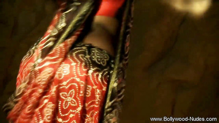 Bollywood Nudes: Cute indian teen dancing!
