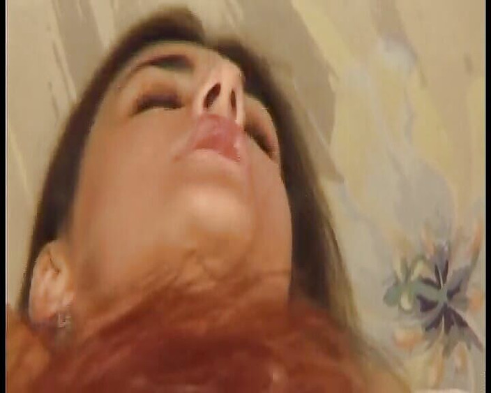 German Homemade: Twee geile Duitse sletten werken samen aan één grote lul