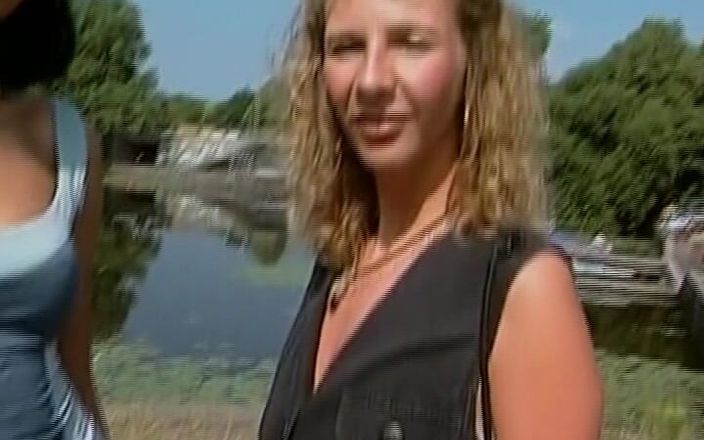 Deutscher hardcore: Bonita alemã gata compartilha pau com loira gostosa milf