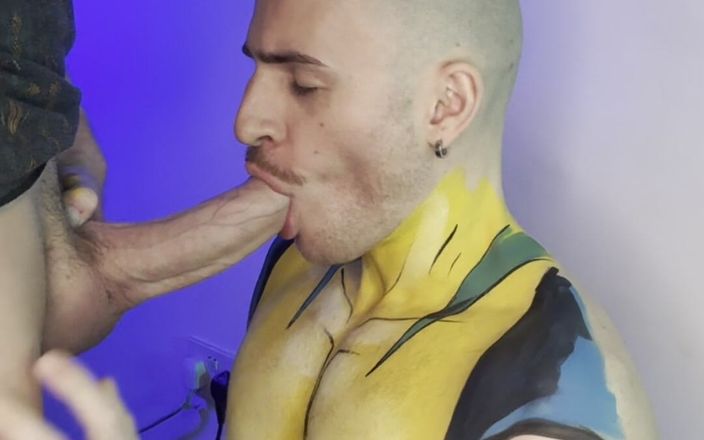 davidedpxxx: Wolverine Cosplay se déshabille et s’amuse