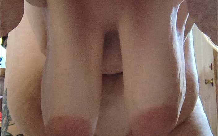HerculesnVENUS: 継母たちがキッチンの床で裸であなたの目を引こうとしているが、老人は気づかない。彼女はあなたを膣の中に欲しがっている