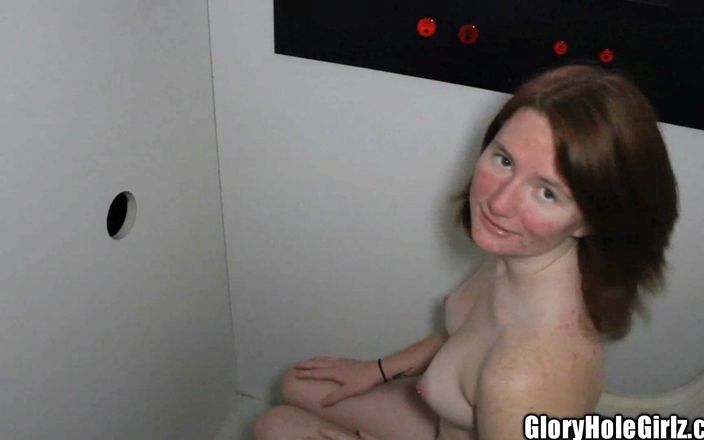 Glory Hole Girlz: 十代のにきびグローリーホール赤い顔の女中出しn飲み込みスパンク赤い頭の陰茎はnファックを吸う