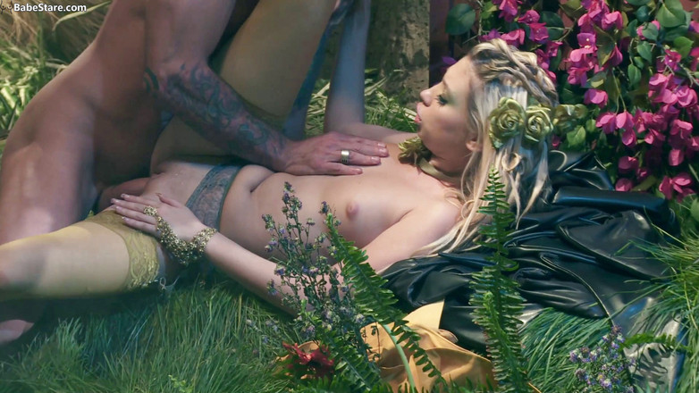 Babe Stare: Parodia velenosa ivy: le ragazze sexy in costumi hanno un'orgia