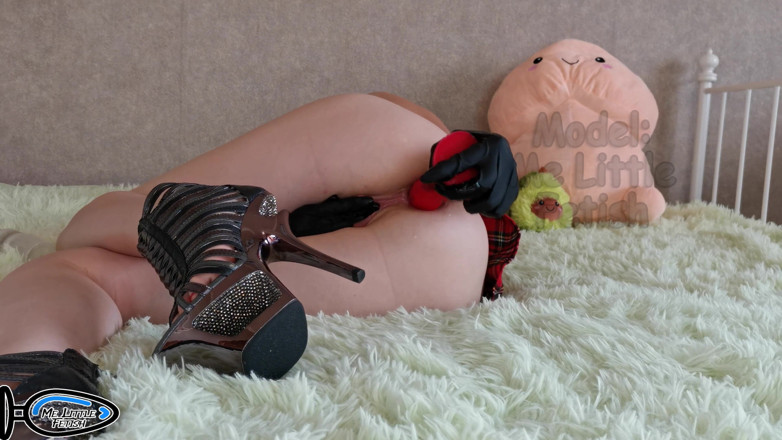 Me_little_fetish: Kemusnahan dubur, dildo pantat kecil di bawah skirt tiada seluar...