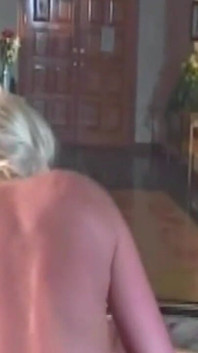 Blonde babe gevingerd en opgegeten tot schuddend orgasme