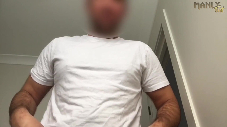 Manlyfoot: 尽量不要在马桶座上撒尿 - 而是尿在一个小男人身上 - manlyfoot - 金色的淋浴