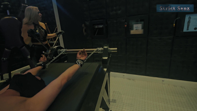 Strict Senz: De Wrede Rek Genadeloze Ondervraging Door Hard Uit Te Rekken...