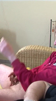 Foda a três com uma loira alemã madura sexy em botas de salto alto e espartilho de couro