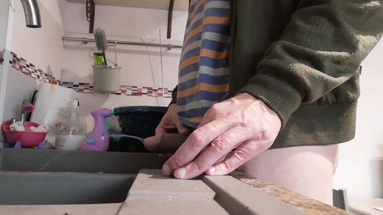 Rafael Torreano: Szarpanie, orgazm i sikanie do zlewu kuchennego