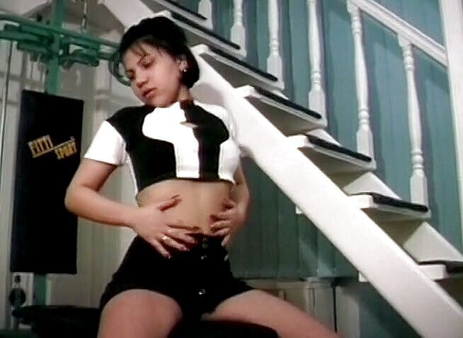 Java Consulting: Сучка-брюнетка бубит ее киску с двумя вибраторами