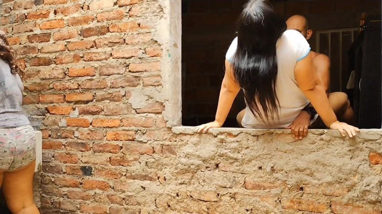 Adribella69: Zboczony ojczym pieprzy tyłek pasierbicy, podczas gdy jego żona robi pranie.