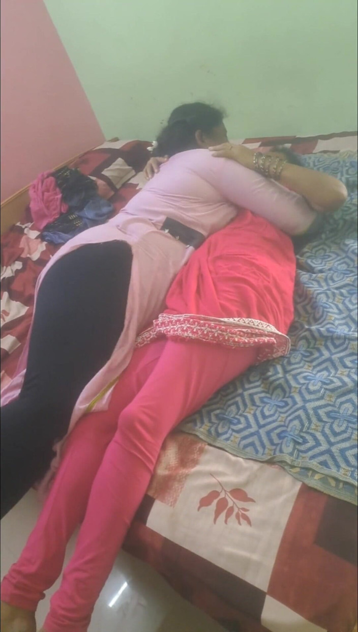 Tamil lesbian: Lezbiyen teyzeler erkek arkadaşı tarafından yakalandı