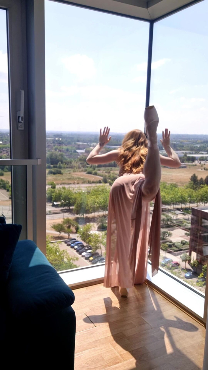 Lily kink: Regangan ballet membuatkan MILF pancut miang