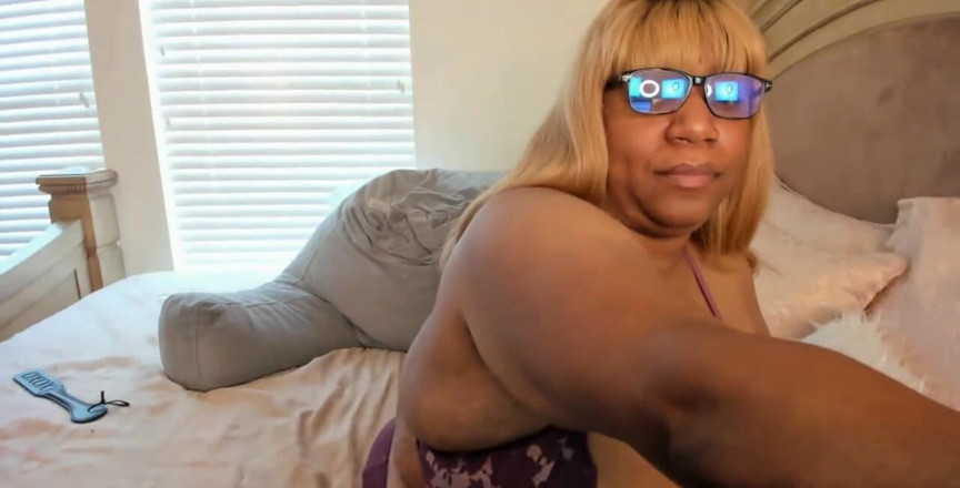 Josie4yourpleasure: Em lingerie roxa