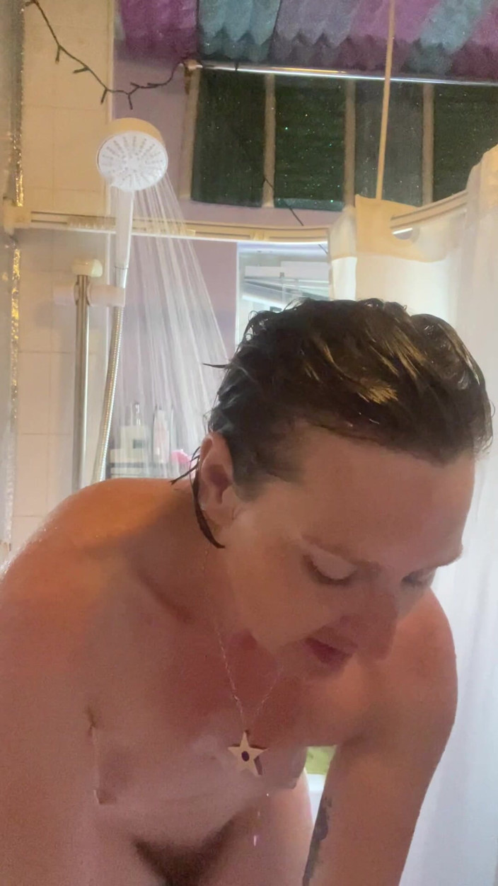 MistressWriggler: Mamă sexy incitantă cu țâțe perfecte la dușuri și discuții departe de...