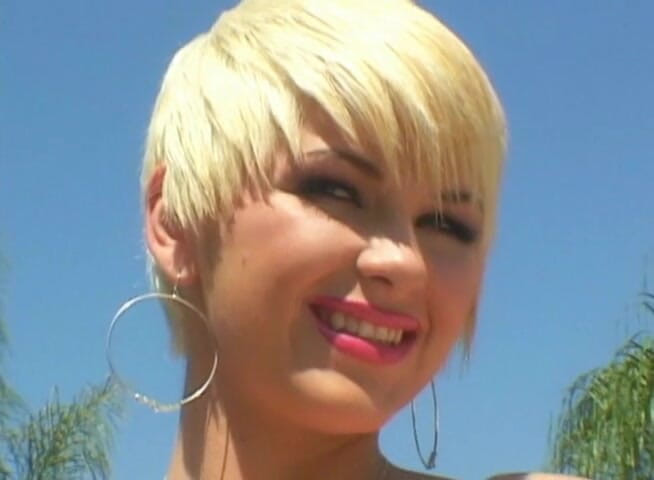 Cock Fest: Une pute blonde se fait baiser par la gorge