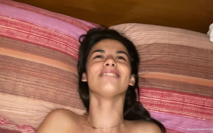 Homegrown Video: Sofia recebe uma foda tarde da noite na cama