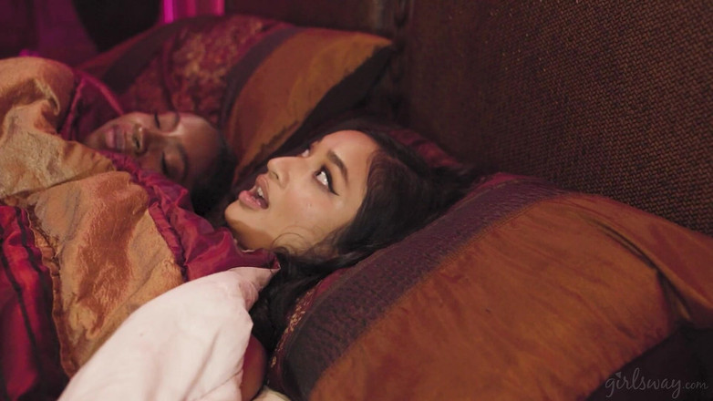 Girlsway: Girlsway - Violet Starr zdradza ze Skye Blue w Steamy Międzyrasowy...