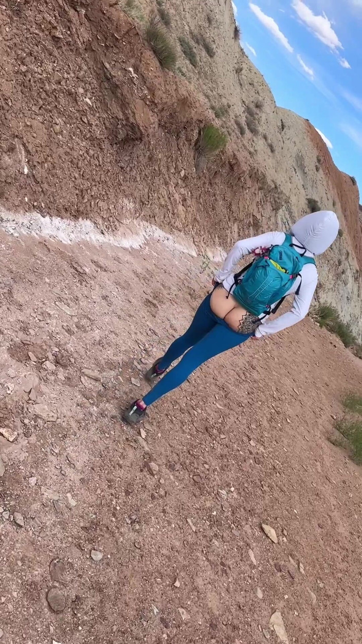 Bigmax8inch: Дикий гірський спалах - топлес дражнить на дистанційній стежці Киргизстану, без правил