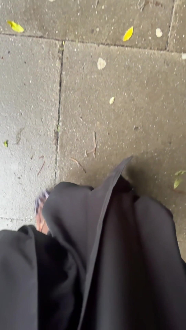 Goddess Akasha: Довгі нігті та шльопанці під дощем