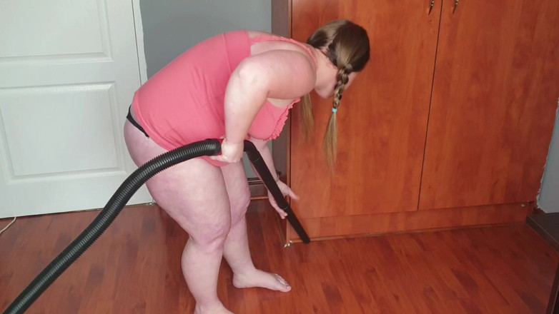 domslutfucker: Pigtailed bledá BBW se svléká, aby vysála její velká prsa...