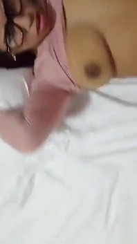 18歳のブルネットの大きな垂れ下がったおっぱいからニューヨーク米国クソ彼女のstepbrother's大きなディック弄