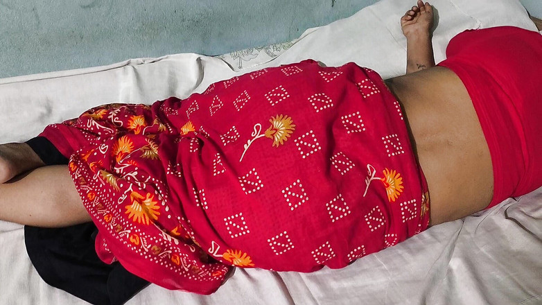 SAFI-SEXY: 我和我的阿姨睡一张床，然后我拥抱了我的阿姨并开始操她的菊花