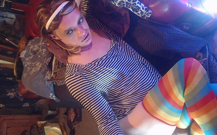 Lilly Disgrace: Schwein lutscht ihre füße für sir lando