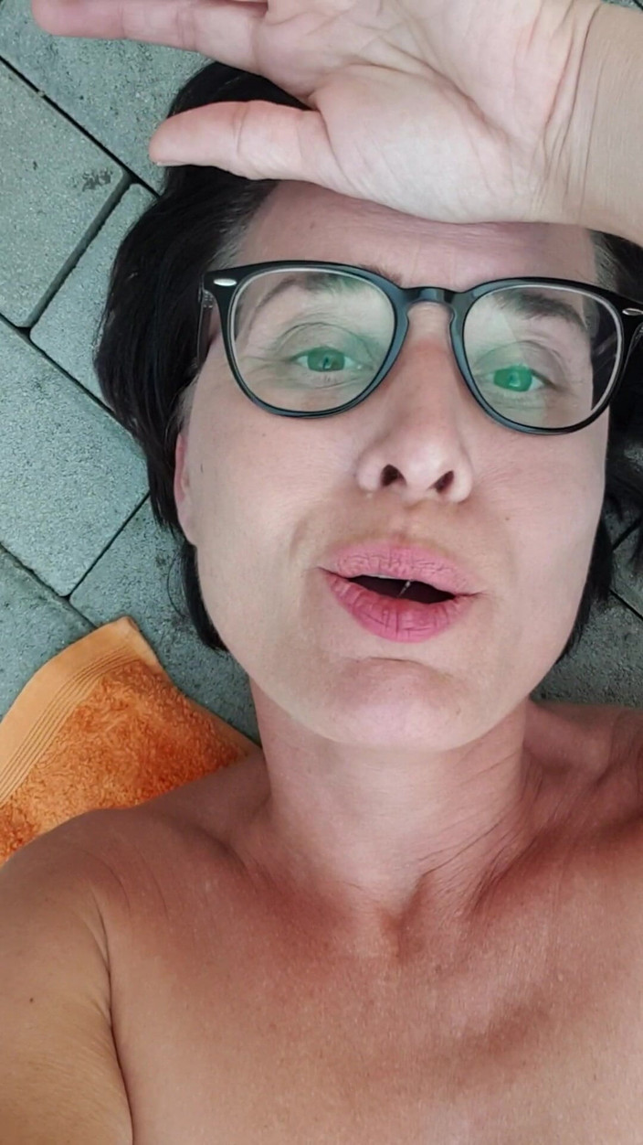 JulieEroticDress: MILfka se třese minuty od orgasmu a stříkání