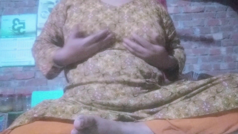 nadiya2026: 德西纳迪亚哥用手指抚摸她的阴户达到高潮的孟加拉国性女孩。