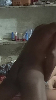 Ragazza del villaggio che scopa il suo ragazzo