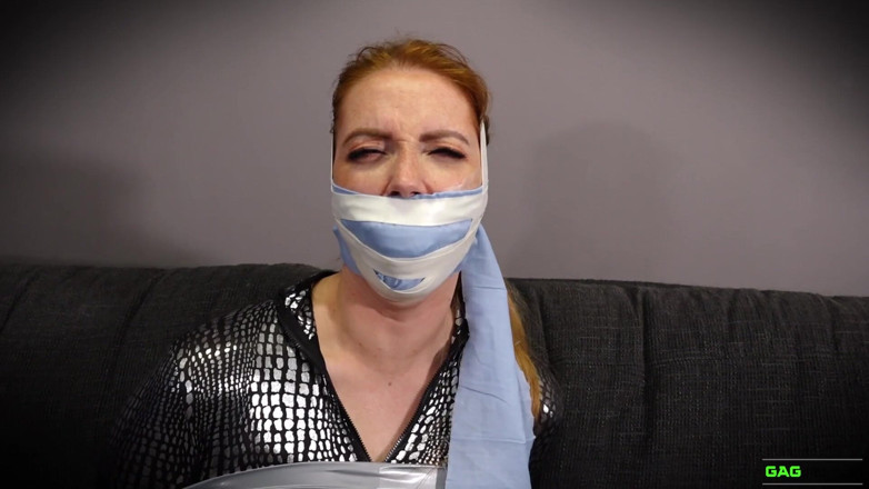 Gag Attack: Mila - escroc en combinaison rousse dans du bondage