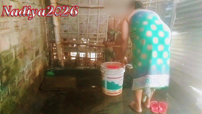 nadiya2026: Jak Ami bierze prysznic w łazience.