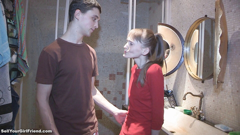 Sell Your GF: Dünnes teen geknallt und auf den arsch vor ihrem freund...