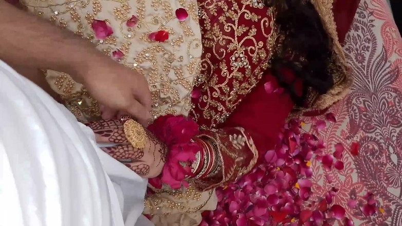 QueenbeautyQB: 第一晚 - 印度夫妻一起做爱完整视频 - 印地语音频