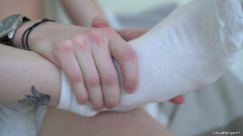 Cruising Porn: Arthur szarpie swojego wielkiego kutasa i pokazuje nogi