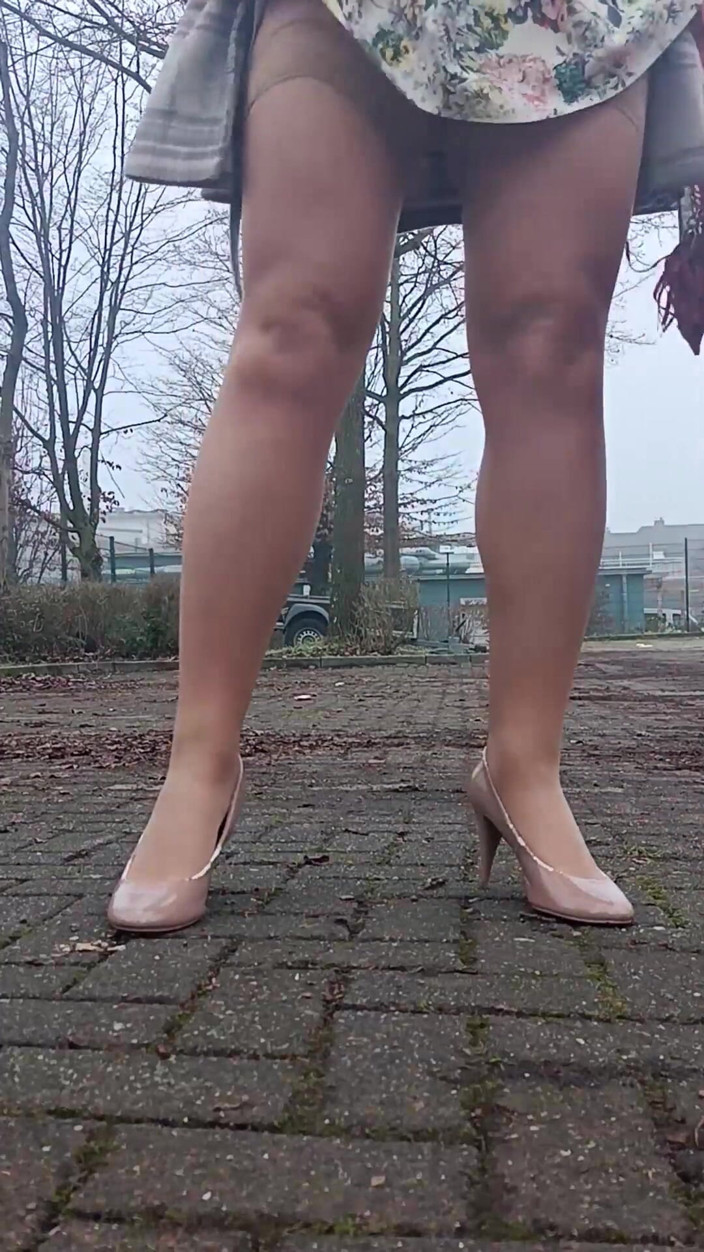 Nelly_Honey: Estou dirigindo com meu amante para filmar um vídeo para...
