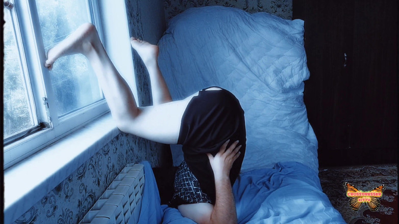 Kitty_Cross: Soumrak. Vampire Trans si hraje u okna pro přilákání lidí...