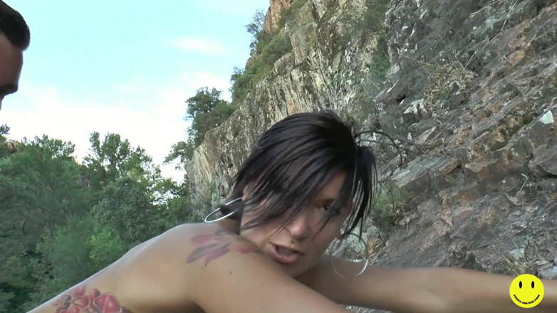 French Amateur Porn: 강에서 따먹히는 거유 갈색 머리
